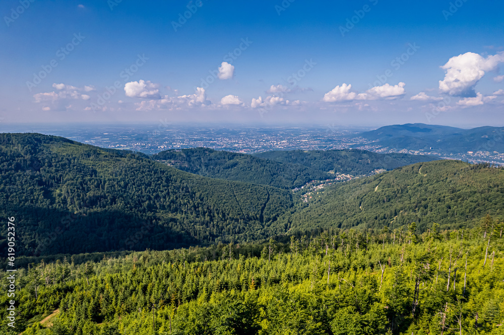 Góry latem, panorama z lotu ptaka. Beskid Śląski w Polsce. Widok z Klimczoka.