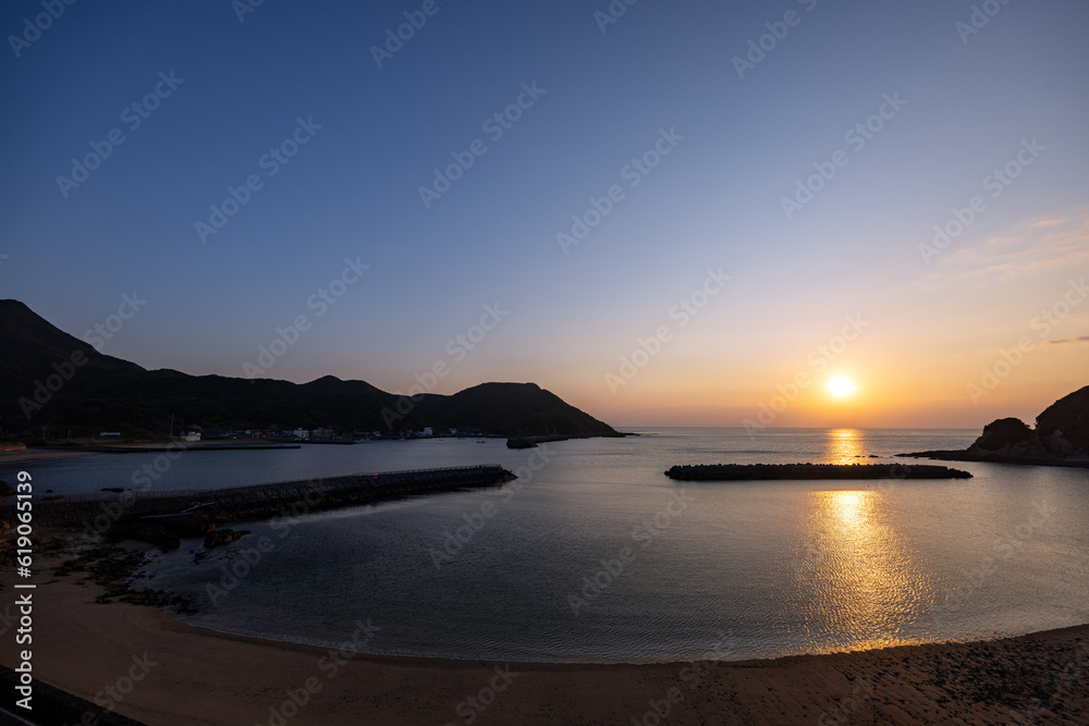 大隅半島の最南端、佐多岬の浜辺から眺める美しい朝日