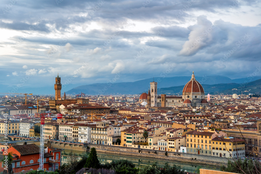 Fototapeta premium panoramic view of Firenze (Florence) at sunset, taken from Piazzale Michelangelo. historical landmarks, including the iconic Duomo and Palazzo Vechio, can be seen at a distance