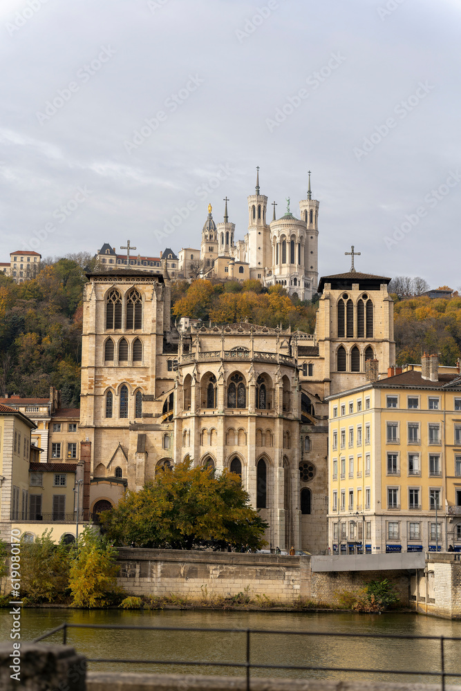 Obraz premium A stunning view of Lyon, France captured from the river, showcasing the iconic Basilica of Notre-Dame de Fourvière perched atop the hill. A beautiful scene that captures the essence of this historic c