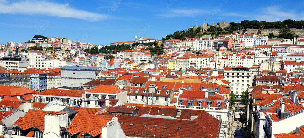 malerischer Panoramablick vom Triumphbogen über Stadt Lissabon mit roten Dächern bis zur Burg 