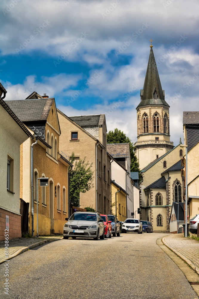 johanngeorgenstadt, deutschland - stadtbild mit evangelisch-lutherische kirche im hintergrund