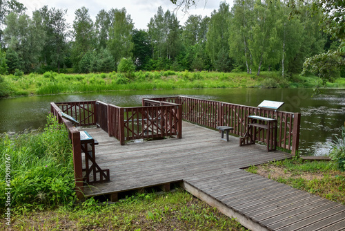 Fotografía Nature paek in the city with flowers and wooden boardwalks