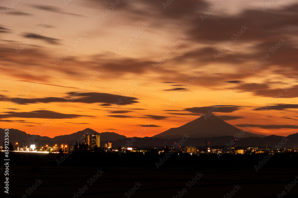 夕暮れの富士山とさいたま市の街明かり