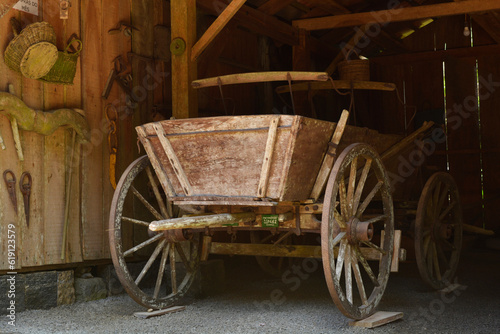 carroça de madeira antiga em um celeiro no brasil 