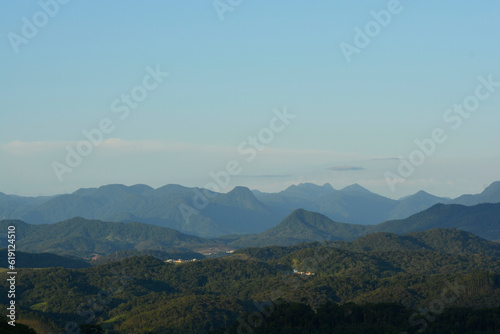 montanhas e vales que rodeiam cidade no sul do brasil