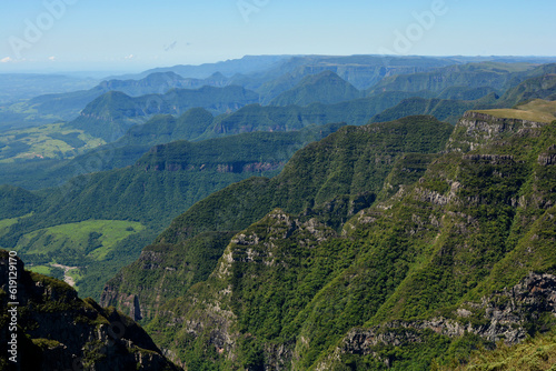 Montanhas e vales sobre o sol do sul do brasil 