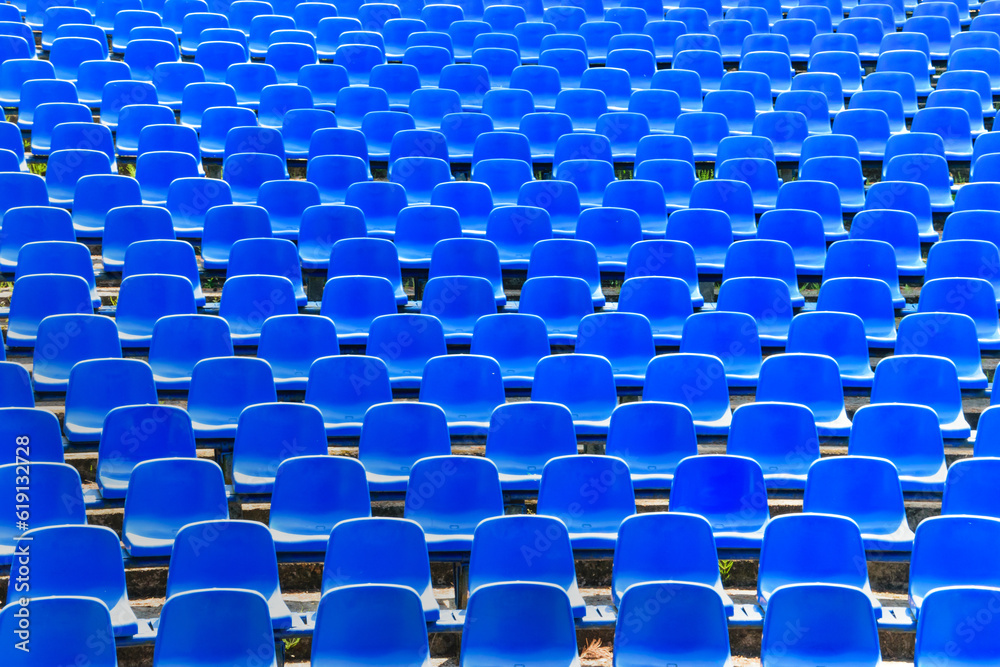 Fototapeta premium Niebieskie krzesełka na stadionie , trybuna