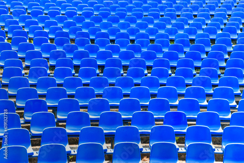 Niebieskie krzesełka na stadionie , trybuna 