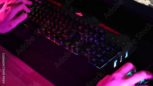 光るキーボードとマウスでパソコンゲームをする