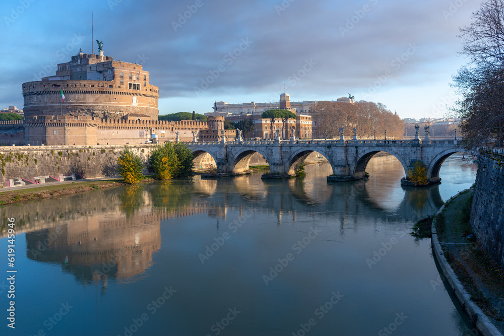 Le Tibre, le pont et le château Sant'Angelo à rome