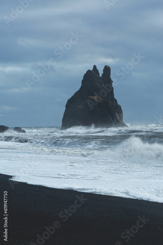 Belle plage volcanique de Reynisfjara en Islande.