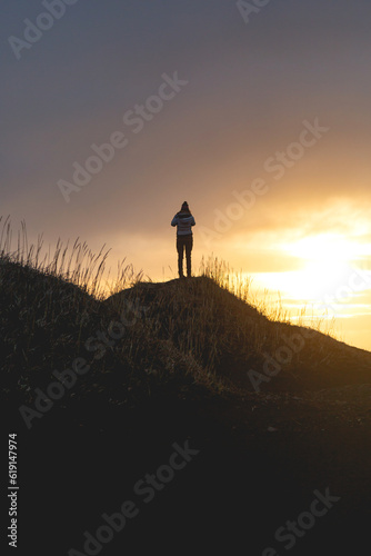 Un coucher de soleil avec une personne en Islande. 