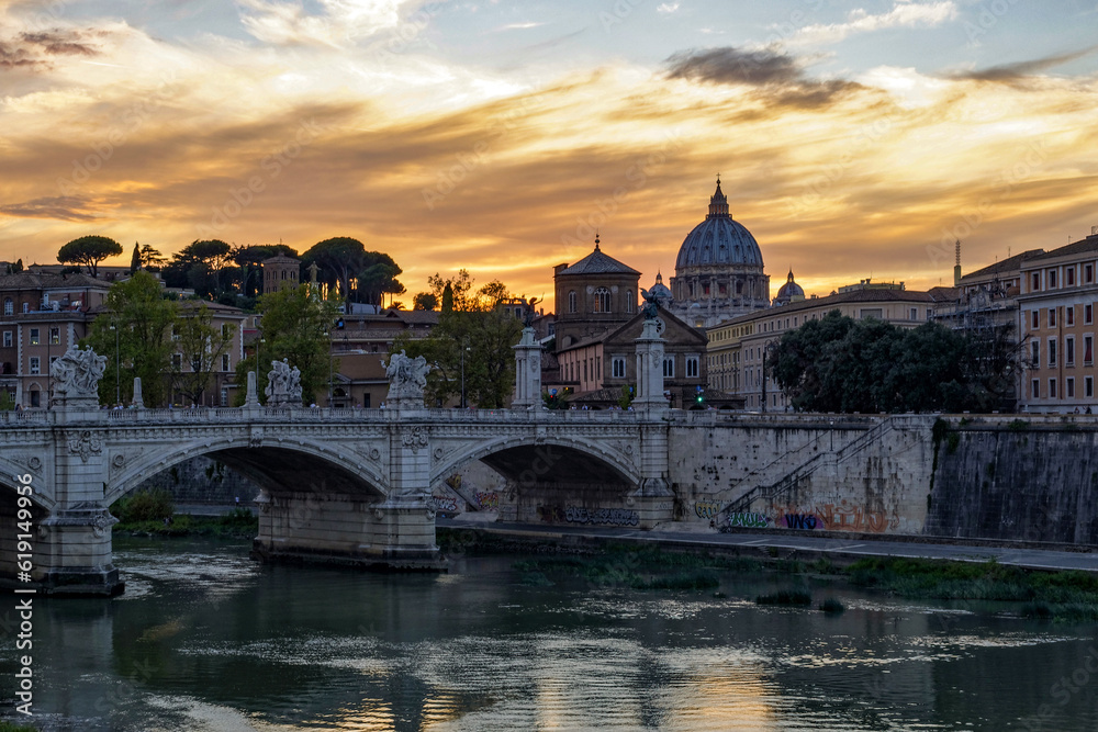 Le pont Sant'Angelo à rome au crépuscule