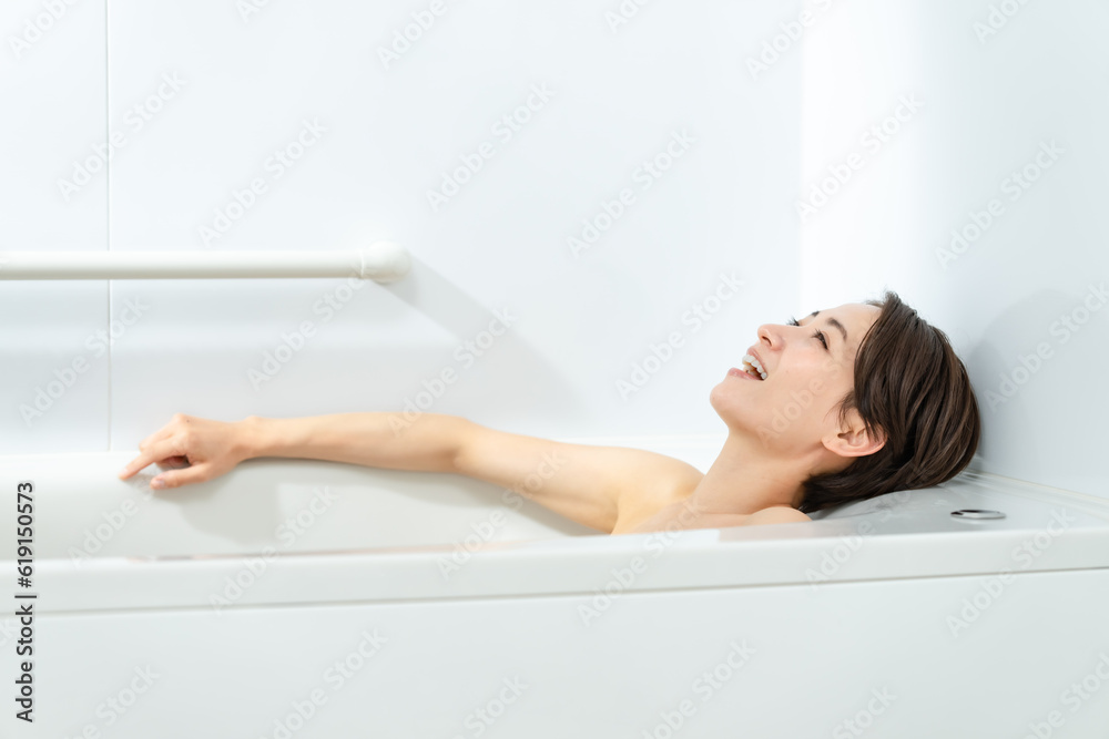 お風呂に入る女性 お風呂に入る女性