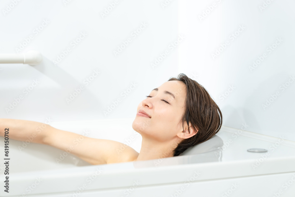 お風呂に入る女性