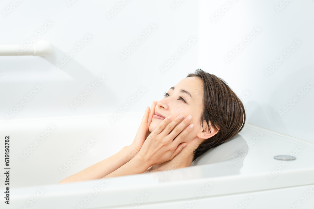 お風呂に入る女性 お風呂に入る女性