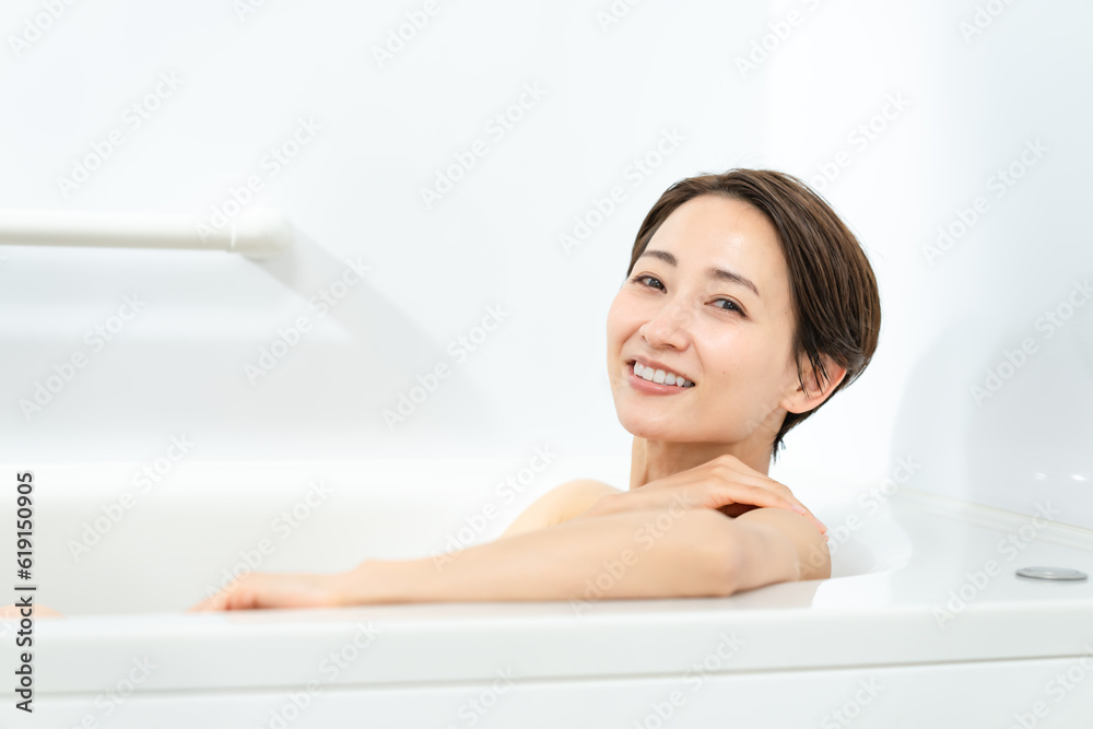 お風呂に入る女性