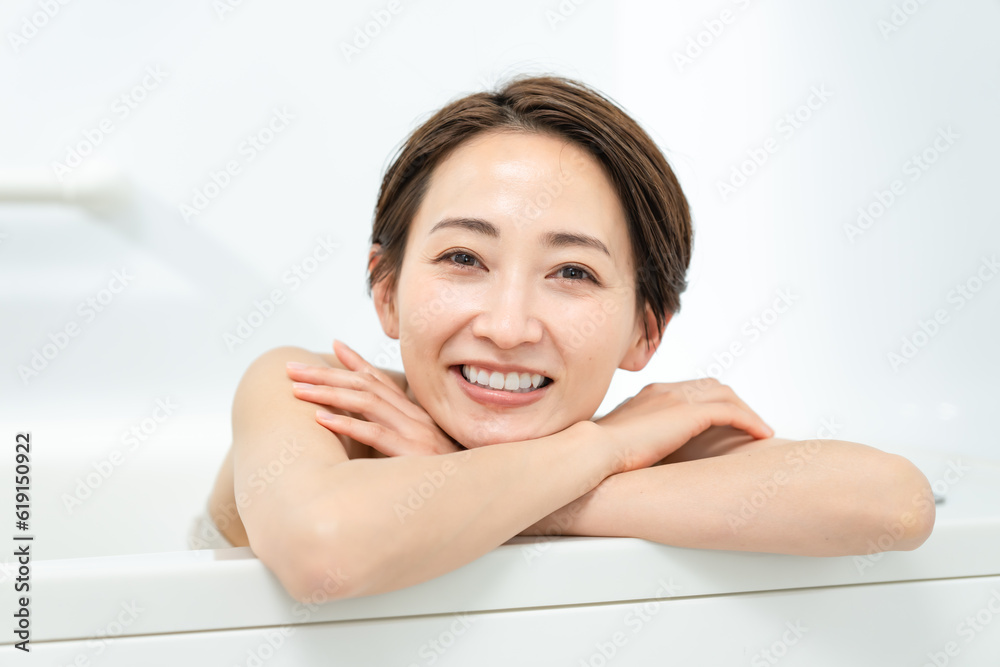 お風呂に入る女性 お風呂に入る女性