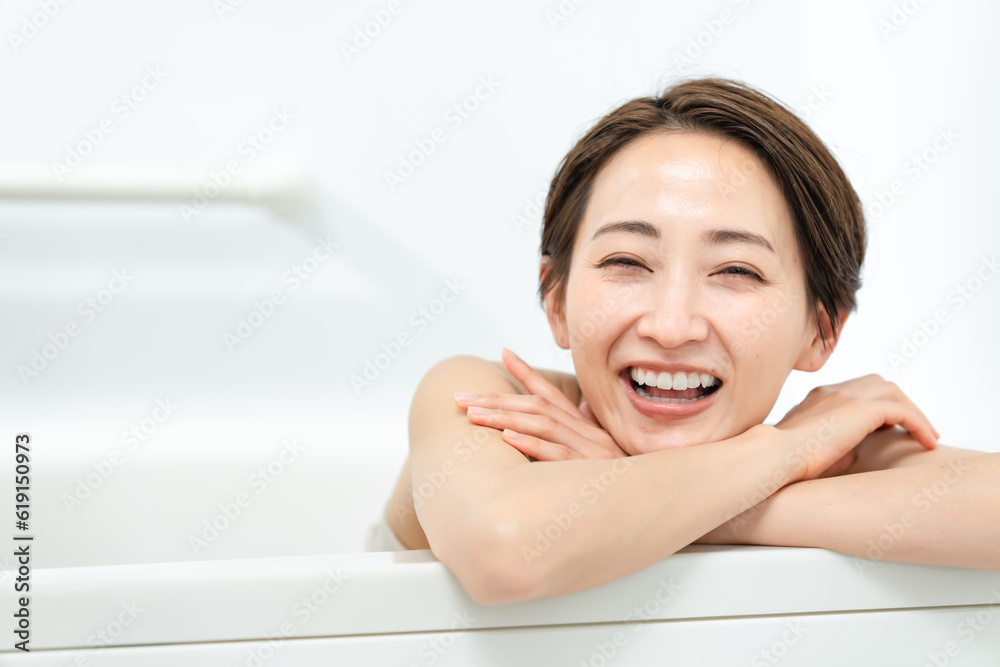 お風呂に入る女性