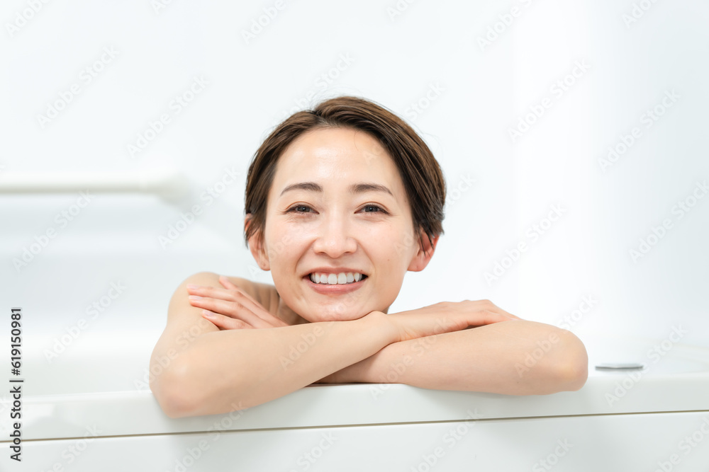 お風呂に入る女性 お風呂に入る女性