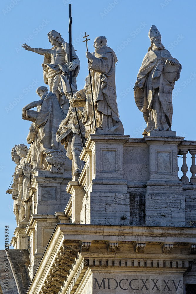 Obraz premium Statues sur le sommet de la Basilique Saint-Jean-de-Latran à Rome