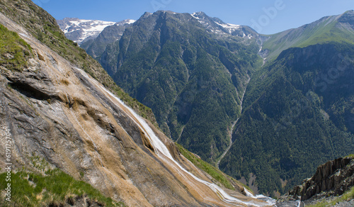 Cascade de la Pisse en bas du plateau d'Emparis dans les Alpes en Oisans en Isère en été