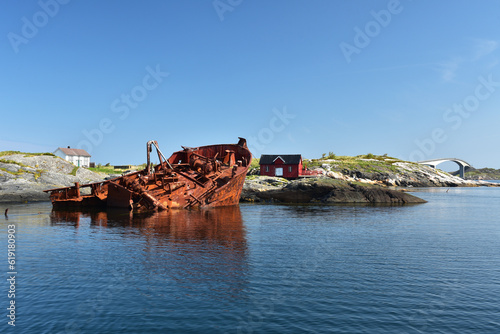 Schiffswrack an der Atlantikstraße in Norwegen 