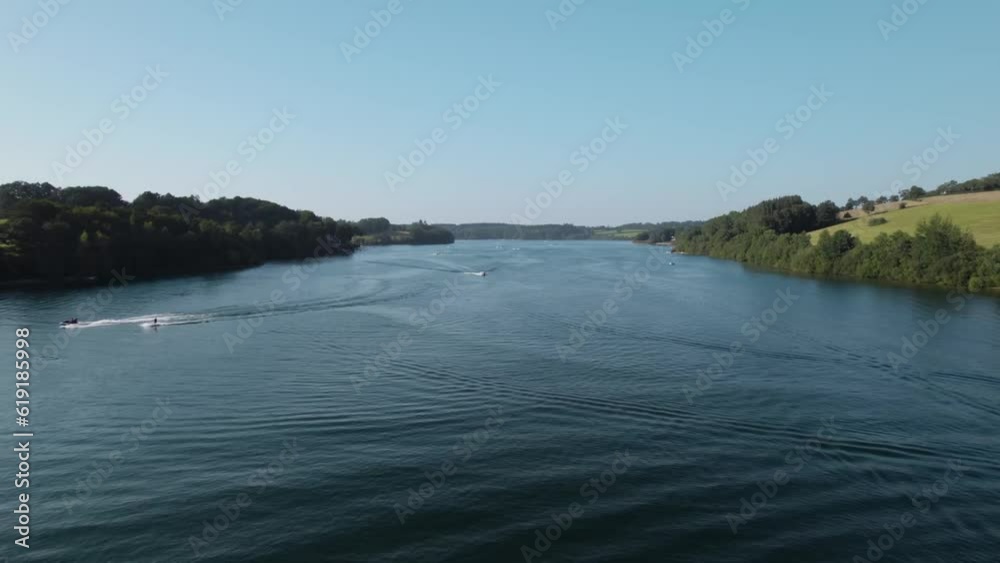 Vue aérienne d'un bateaux qui pratiquent des activités nautique sur un lac Vue aérienne d'un bateaux qui pratiquent des activités nautique sur un lac