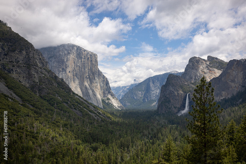 Fototapeta Naklejka Na Ścianę i Meble -  Breathtaking Yosemite Valley and Bridalveil Fall during spring run off at the National Park