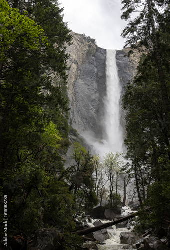 Obraz na płótnie Yosemite National Park Vernal Falls full spring waterfall in the mountains w salonie