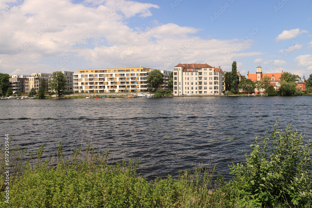 Wohnen an der Spree in Berlin-Köpenick; Blick von Spindlersfeld über den Fluss zur Dammvorstadt