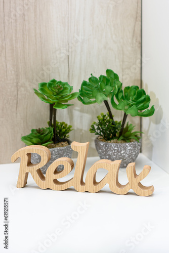 Palabra RELAX realizada en 3d en madera. Decoración para el hogar. Concepto de relajación y tranquilidad. Fotografía con bokeh photo