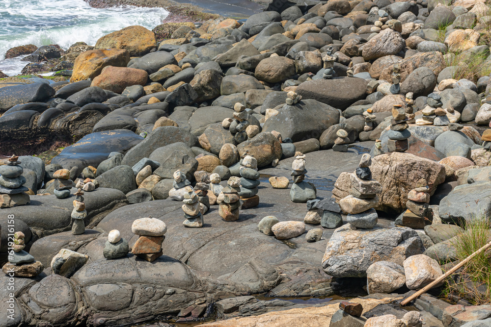 Obraz premium stones stacked on the edge of the sea, zen stones