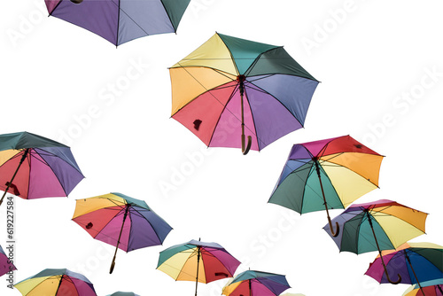 Dużo wielobarwnych parasoli unoszących się w powietrzu.