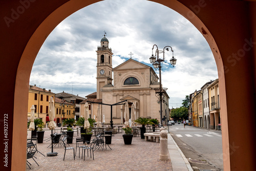 Marktplatz von Kirche von Brescello in der Emilia-Romagna, Italien photo