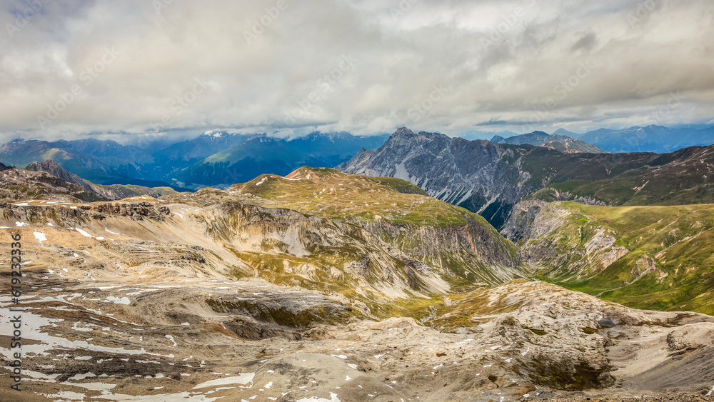 Fototapeta premium Blick vom Piz Rims zum Piz S-chalambert Dadaint im Unterengadin