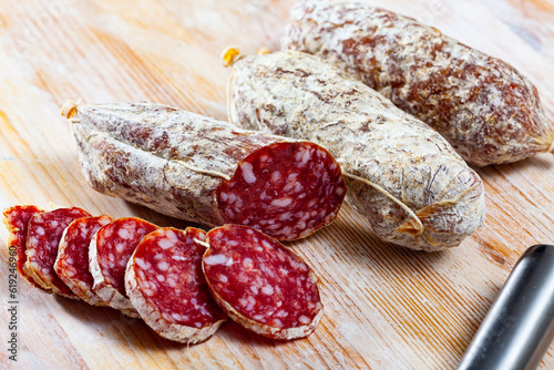 Fotografie Traditional italian dry cured sausage Salamini italiani alla cacciatora on woode