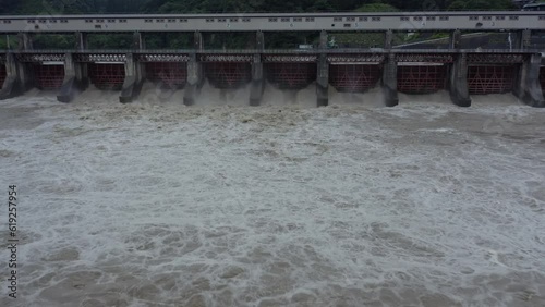 ドローン撮影：大雨で濁った濁流を放流するダムの様子