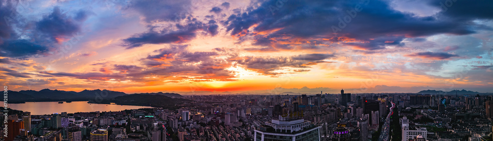 Fototapeta premium Evening sunset at West Lake in Hangzhou