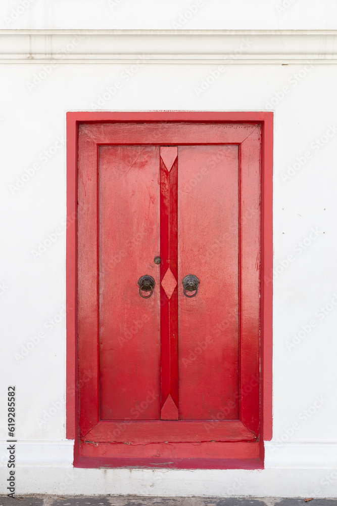 Antique red painted wooden door It is commonly seen in old buildings or temples in Asia such as Bangkok, China, Vietnam, Myanmar. Antique red painted wooden door It is commonly seen in old buildings or temples in Asia such as Bangkok, China, Vietnam, Myanmar.