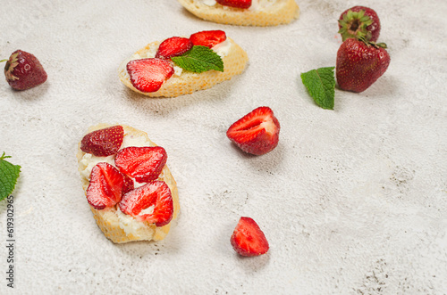 Sandwich with strawberries, soft cheese, mint and honey