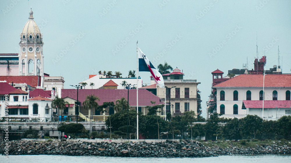 Vista de casco viejo con bandera de Panamá