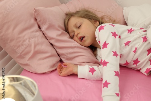 Quadro su tela Little girl snoring while sleeping in bed