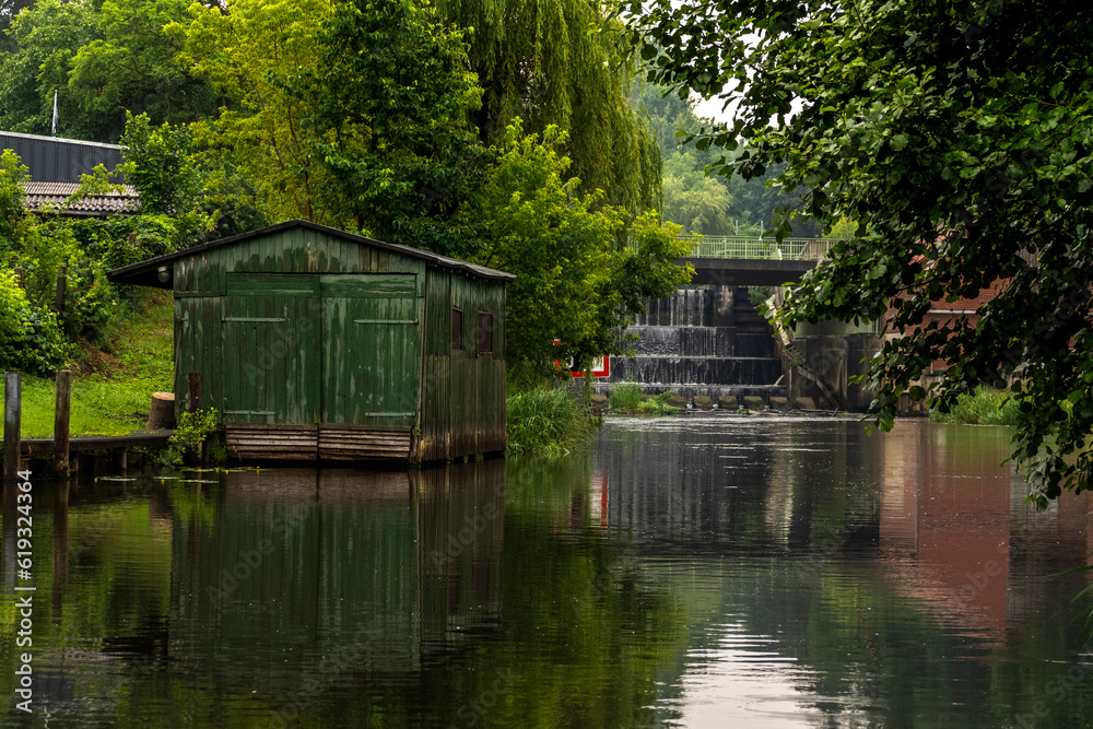 Obraz premium Unterspreewald bei Märkisch Buchholz mit Schleuse und Bootshaus