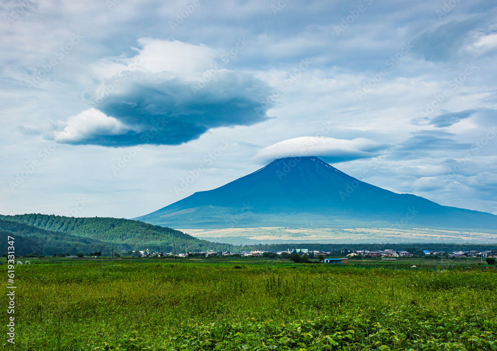 忍野村から富士山と吊るし雲