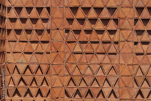 Mur de brique avec motif géométrique.