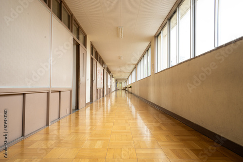 Fototapeta 学校の廊下、日のあたる放課後の校舎、