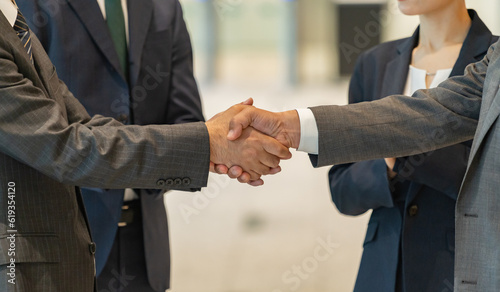 握手をするビジネスマン © ponta1414