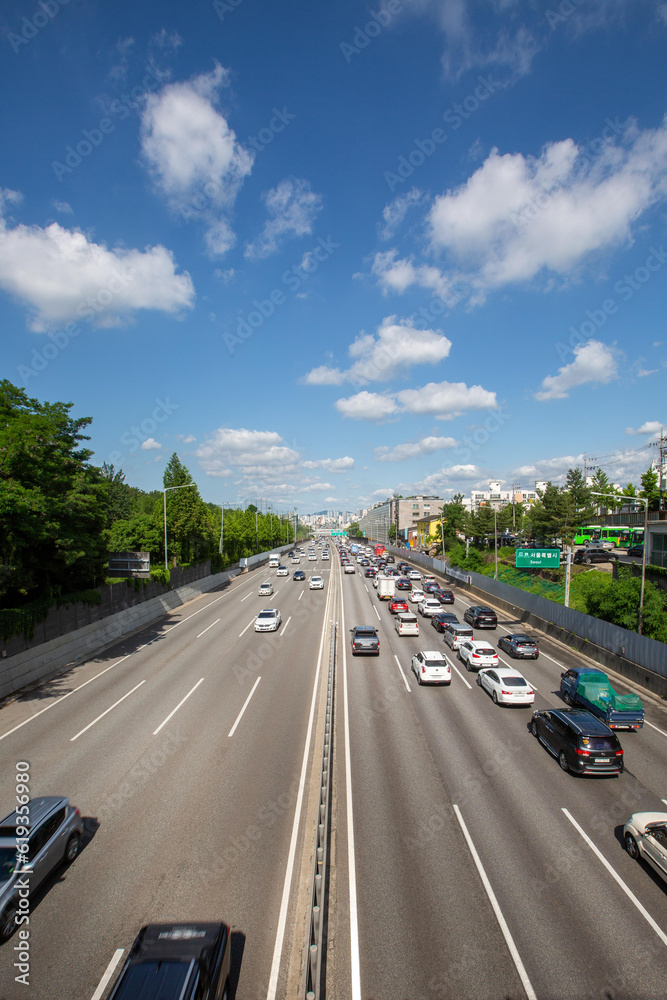 traffic on the highway 고속도로 자동차 교통 자동차